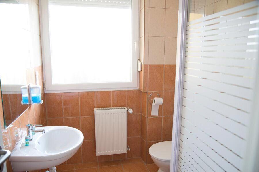Levendula Apartmanhaz Hajdúszoboszló Buitenkant foto