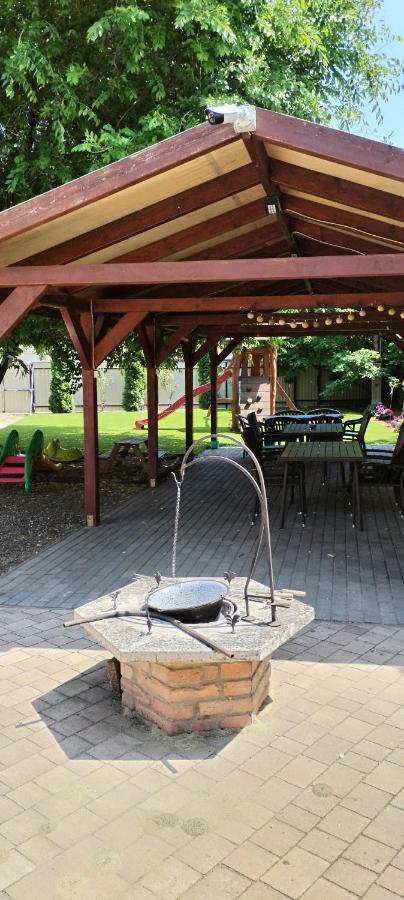 Levendula Apartmanhaz Hajdúszoboszló Buitenkant foto