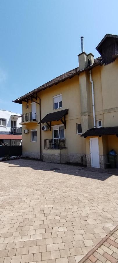 Levendula Apartmanhaz Hajdúszoboszló Buitenkant foto