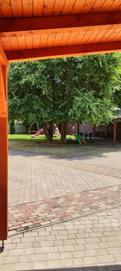 Levendula Apartmanhaz Hajdúszoboszló Buitenkant foto