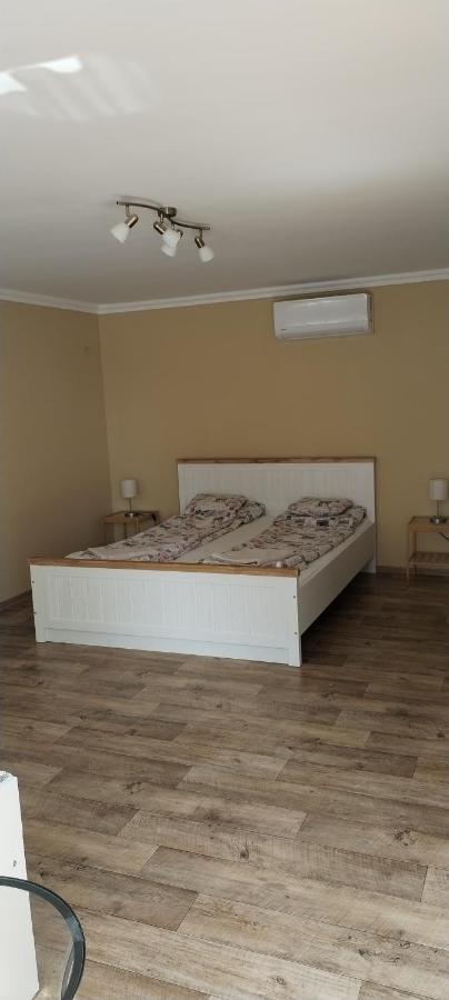 Levendula Apartmanhaz Hajdúszoboszló Buitenkant foto