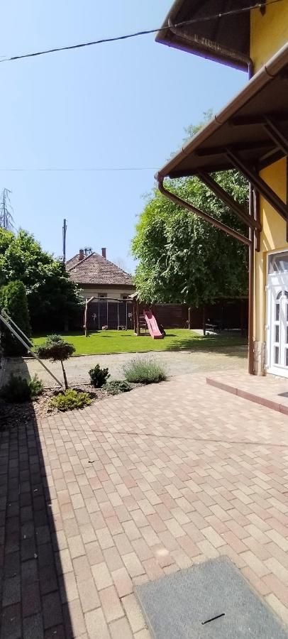 Levendula Apartmanhaz Hajdúszoboszló Buitenkant foto